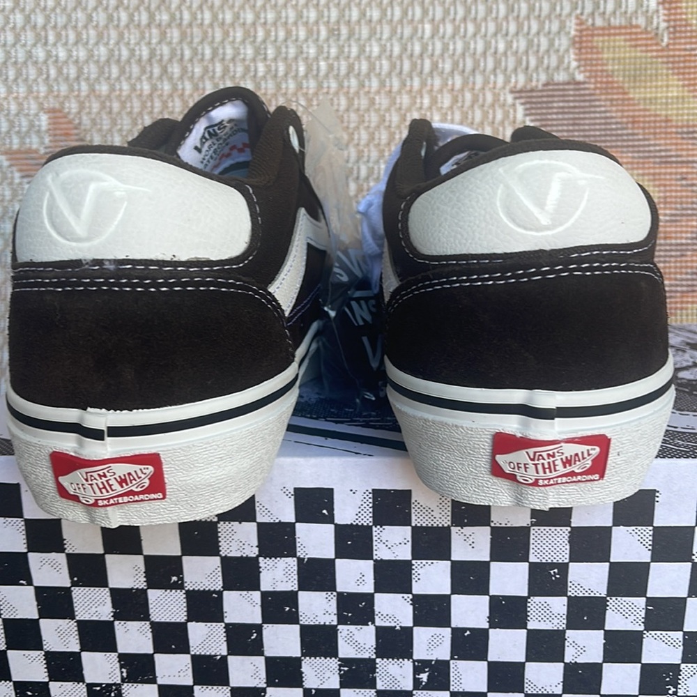 Vans Men’s Rowan
Dark Brown
VN0A5JICDRB
Sneakers - Picture 14 of 16